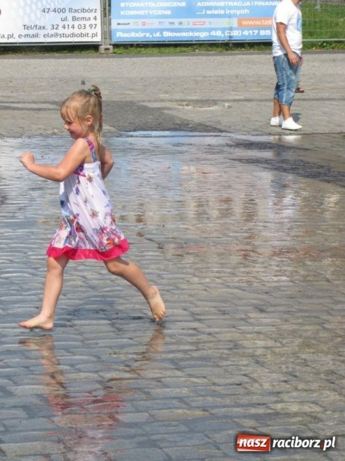 Zdjęcie w galerii na portalu naszraciborz.pl: Chcesz ochłody? Idź na Rynek wiadomości z regionu