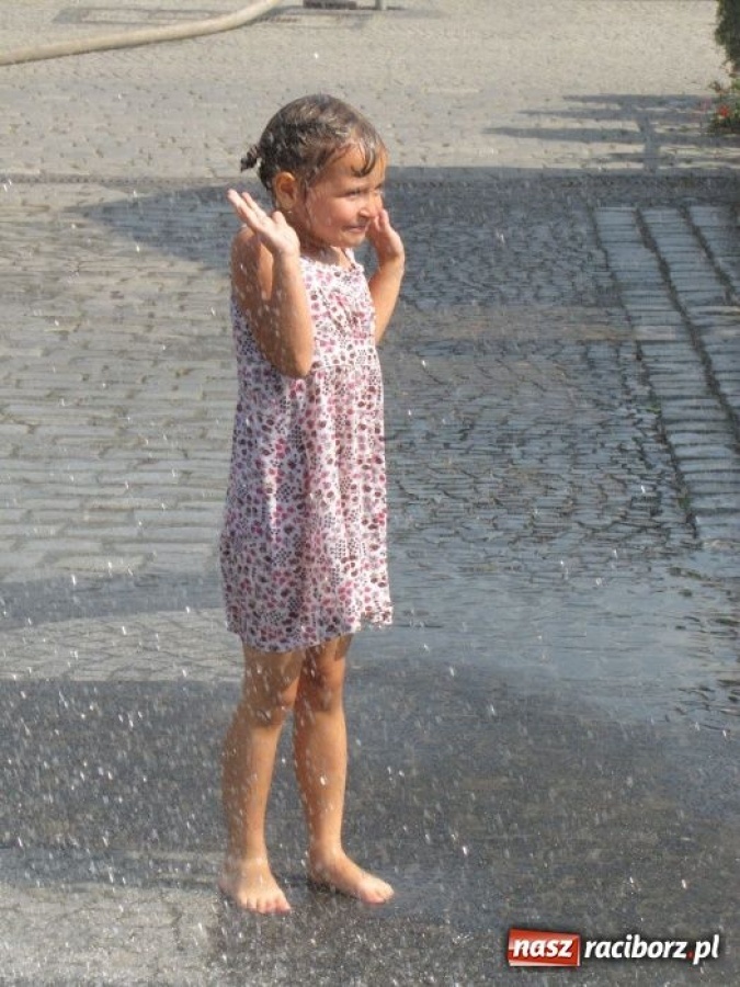 Zdjęcie w galerii na portalu naszraciborz.pl: Chcesz ochłody? Idź na Rynek wiadomości z regionu