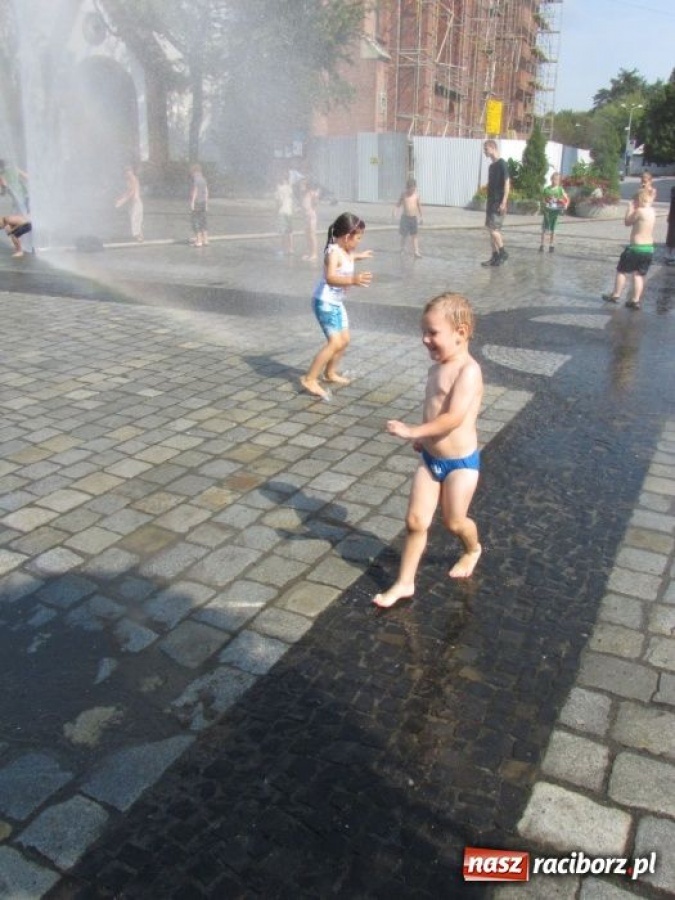 Zdjęcie w galerii na portalu naszraciborz.pl: Chcesz ochłody? Idź na Rynek wiadomości z regionu