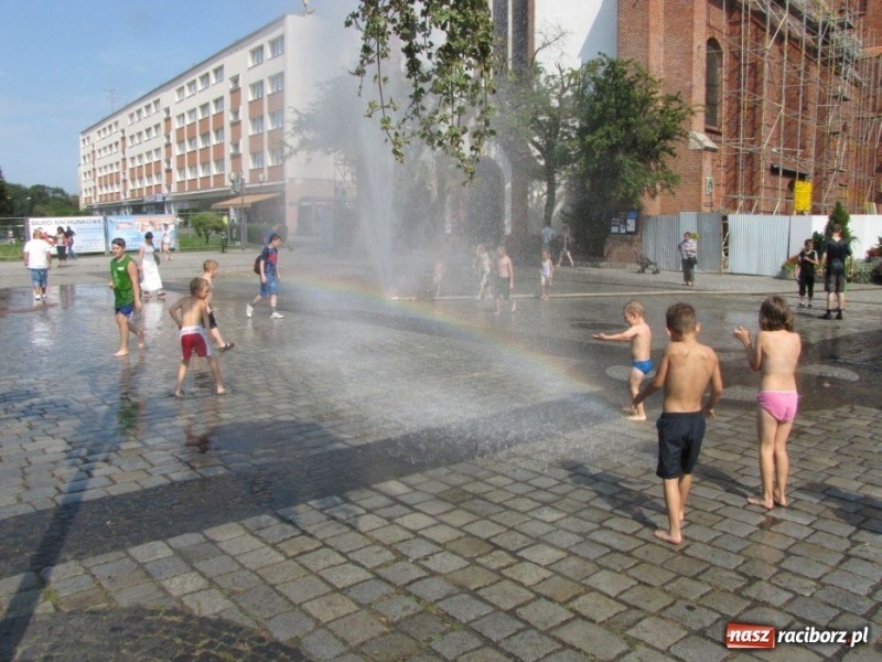 Zdjęcie w galerii na portalu naszraciborz.pl: Chcesz ochłody? Idź na Rynek wiadomości z regionu