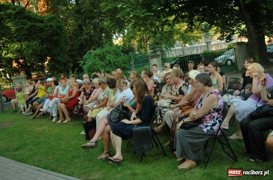 Zdjęcie w galerii na portalu naszraciborz.pl: Kto usta twe całował w Książnicy wiadomości z regionu