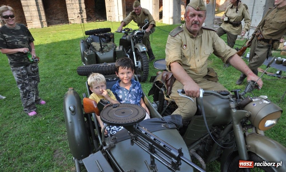 Zdjęcie w galerii na portalu naszraciborz.pl: Piknik militarny w Tworkowie wiadomości z regionu