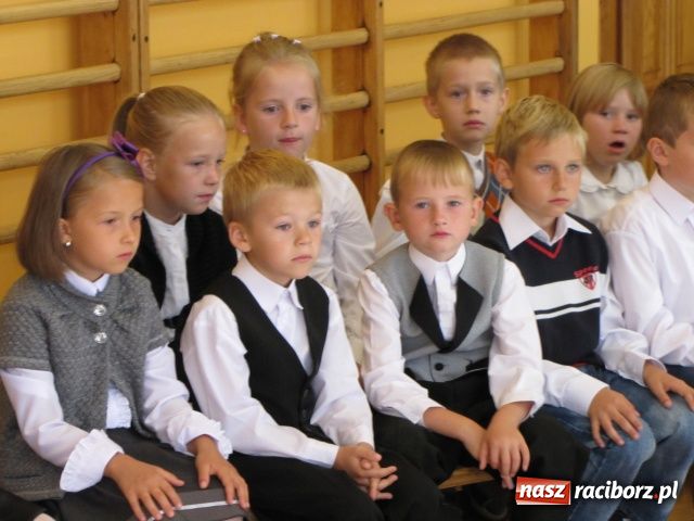 Zdjęcie w galerii na portalu naszraciborz.pl: Pierwszy dzwonek dla sześciolatków wiadomości z regionu