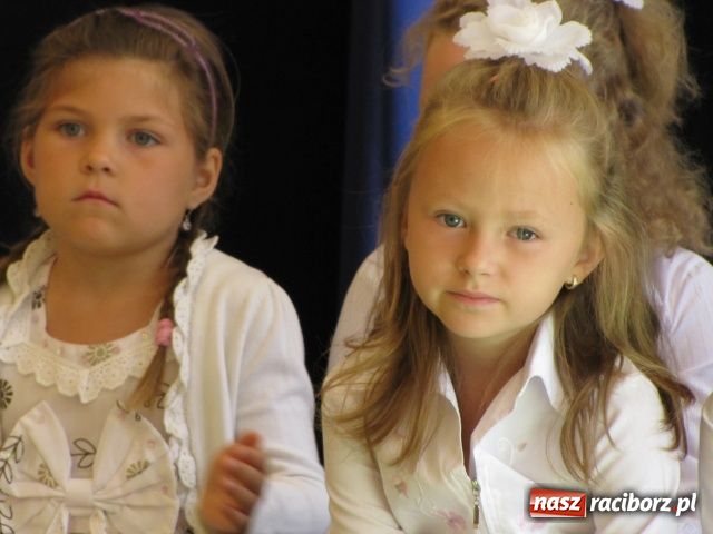 Zdjęcie w galerii na portalu naszraciborz.pl: Pierwszy dzwonek dla sześciolatków wiadomości z regionu