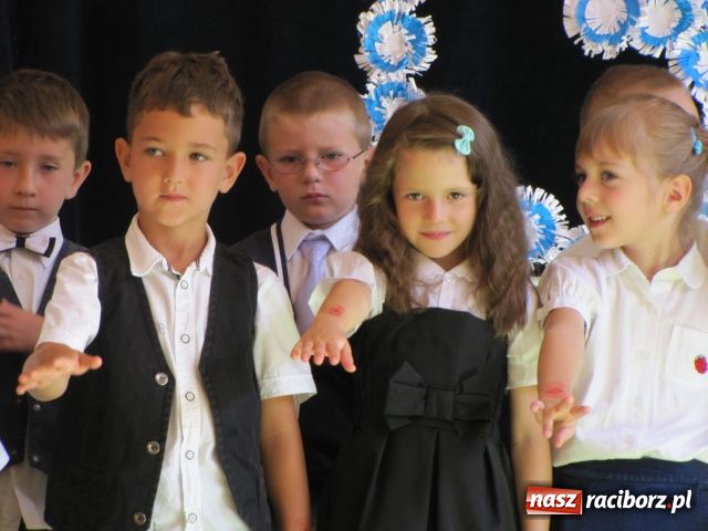 Zdjęcie w galerii na portalu naszraciborz.pl: Pierwszy dzwonek dla sześciolatków wiadomości z regionu