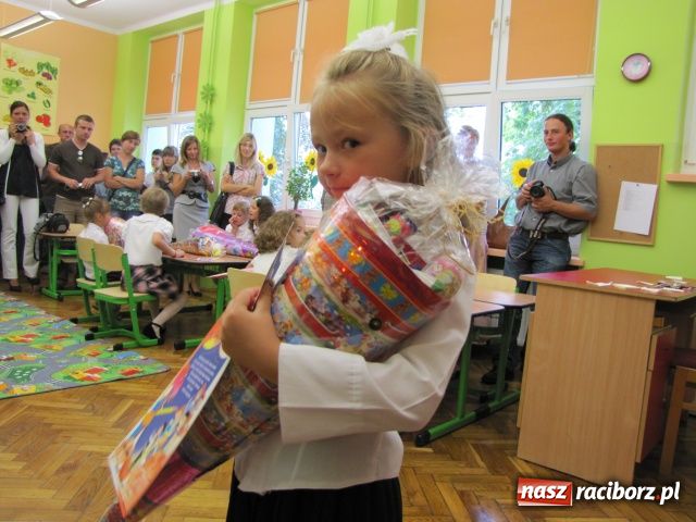 Zdjęcie w galerii na portalu naszraciborz.pl: Pierwszy dzwonek dla sześciolatków wiadomości z regionu