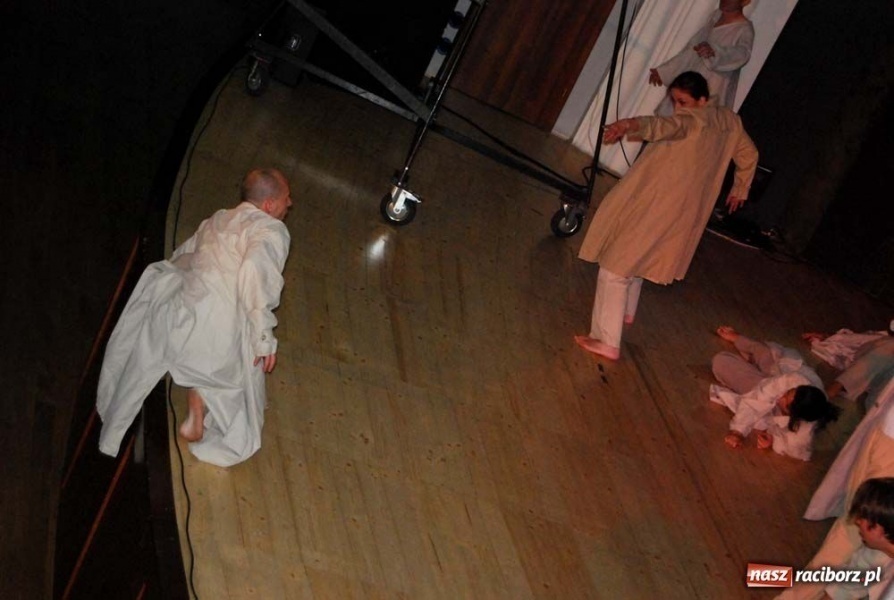 Zdjęcie w galerii na portalu naszraciborz.pl: Apokalipsa na deskach RCK-u wiadomości z regionu