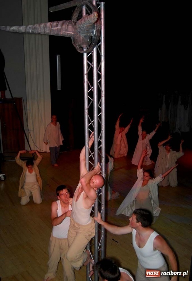 Zdjęcie w galerii na portalu naszraciborz.pl: Apokalipsa na deskach RCK-u wiadomości z regionu