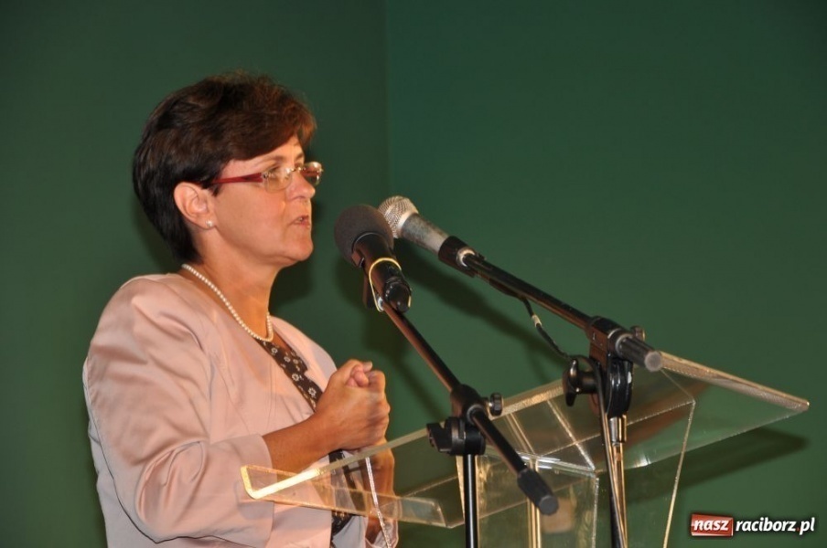 Zdjęcie w galerii na portalu naszraciborz.pl: Kluzik-Rostkowska na podwórku Siedlaczka wiadomości z regionu