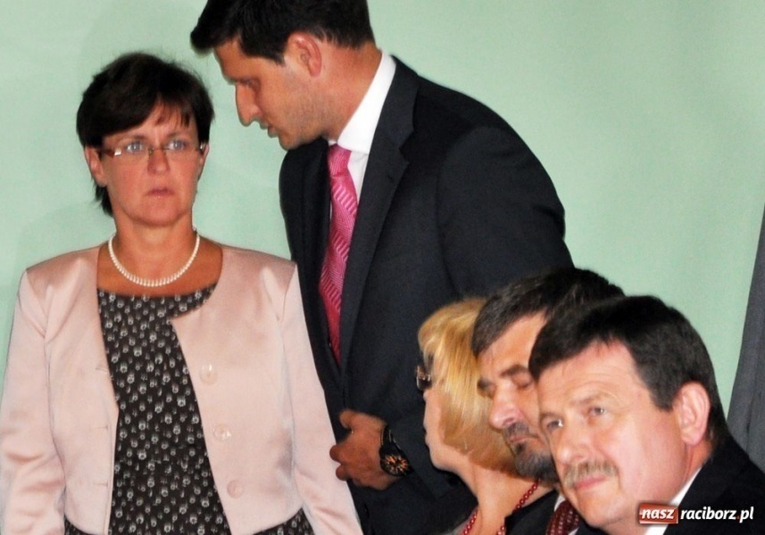 Zdjęcie w galerii na portalu naszraciborz.pl: Kluzik-Rostkowska na podwórku Siedlaczka wiadomości z regionu