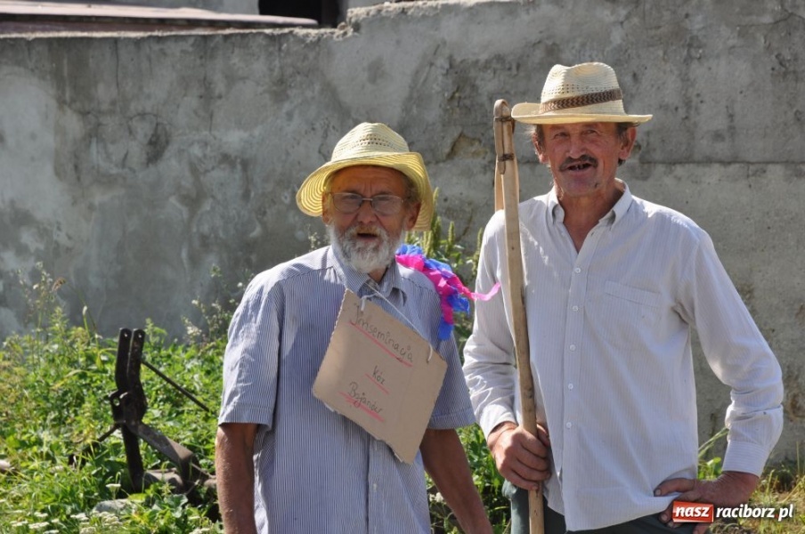 Zdjęcie w galerii na portalu naszraciborz.pl: Bojanów - frywolne siostry i Smerfy wiadomości z regionu