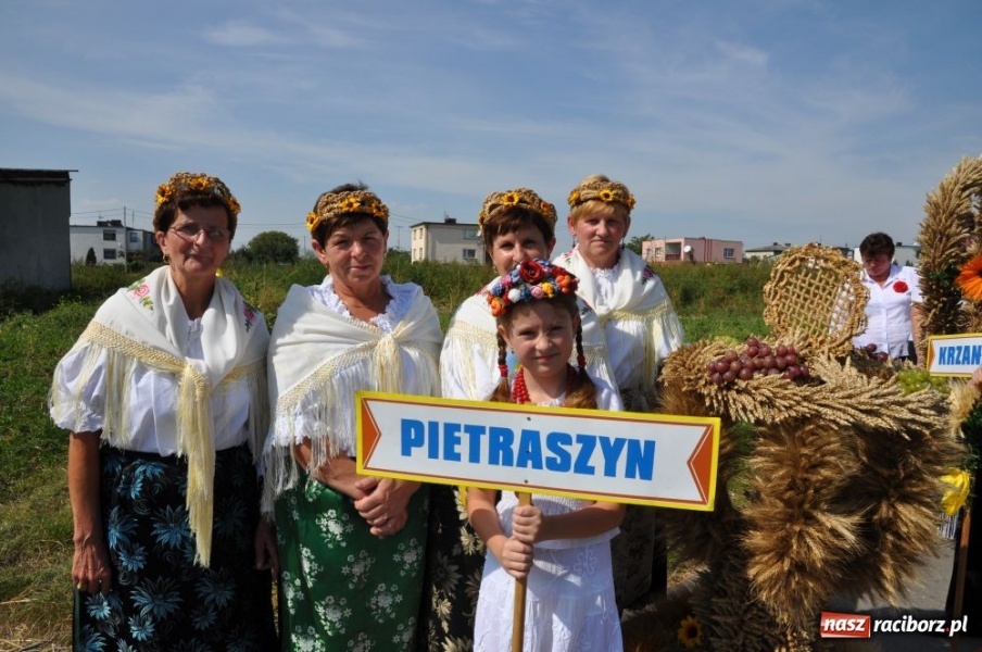 Zdjęcie w galerii na portalu naszraciborz.pl: Bojanów - frywolne siostry i Smerfy wiadomości z regionu