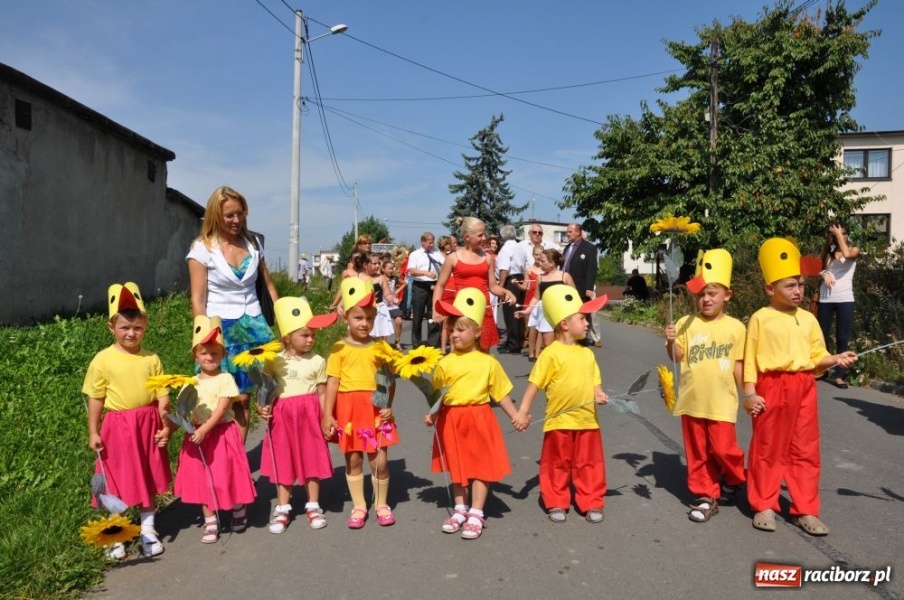Zdjęcie w galerii na portalu naszraciborz.pl: Bojanów - frywolne siostry i Smerfy wiadomości z regionu