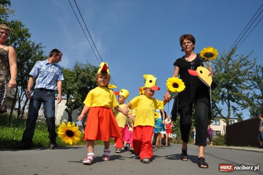 Zdjęcie w galerii na portalu naszraciborz.pl: Bojanów - frywolne siostry i Smerfy wiadomości z regionu
