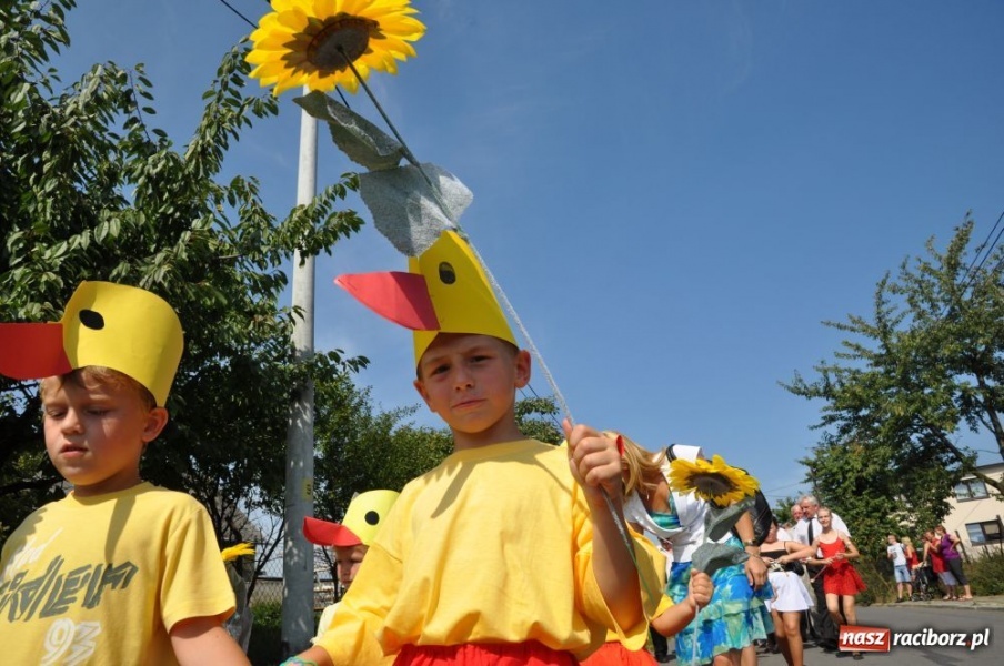 Zdjęcie w galerii na portalu naszraciborz.pl: Bojanów - frywolne siostry i Smerfy wiadomości z regionu