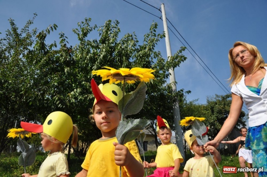 Zdjęcie w galerii na portalu naszraciborz.pl: Bojanów - frywolne siostry i Smerfy wiadomości z regionu