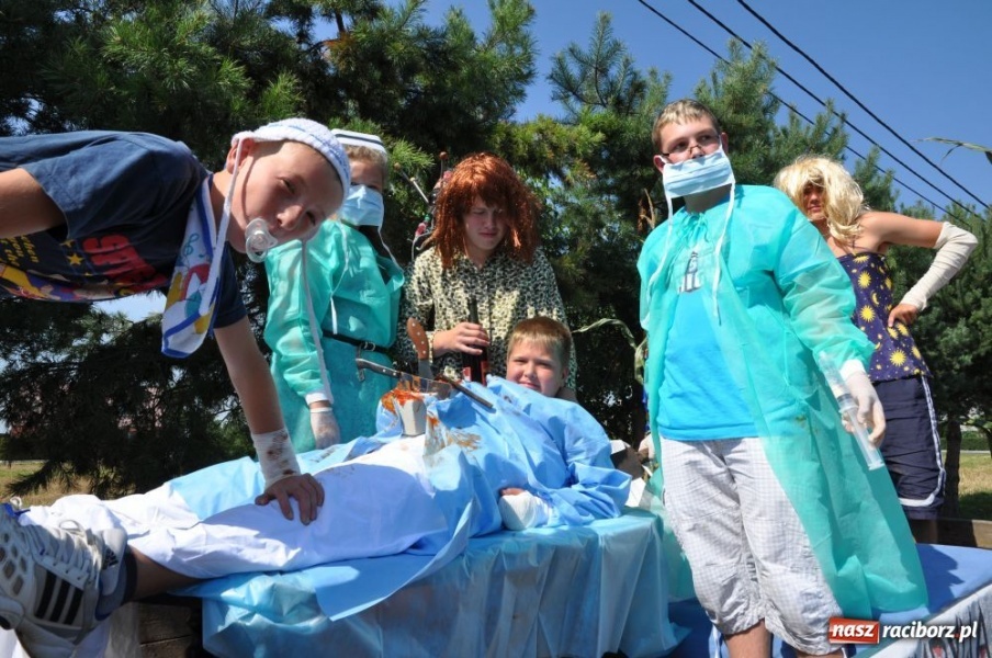 Zdjęcie w galerii na portalu naszraciborz.pl: Bojanów - frywolne siostry i Smerfy wiadomości z regionu