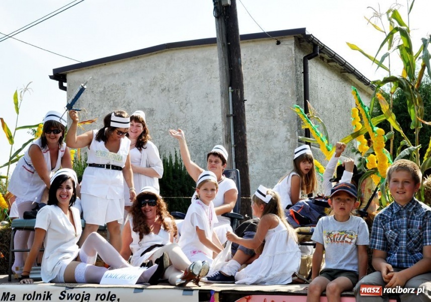 Zdjęcie w galerii na portalu naszraciborz.pl: Bojanów - frywolne siostry i Smerfy wiadomości z regionu