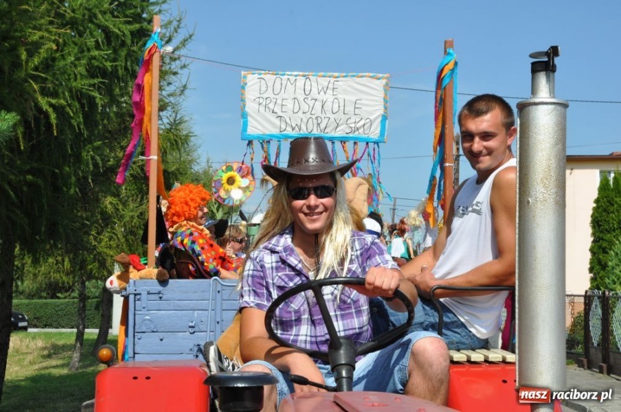 Zdjęcie w galerii na portalu naszraciborz.pl: Bojanów - frywolne siostry i Smerfy wiadomości z regionu