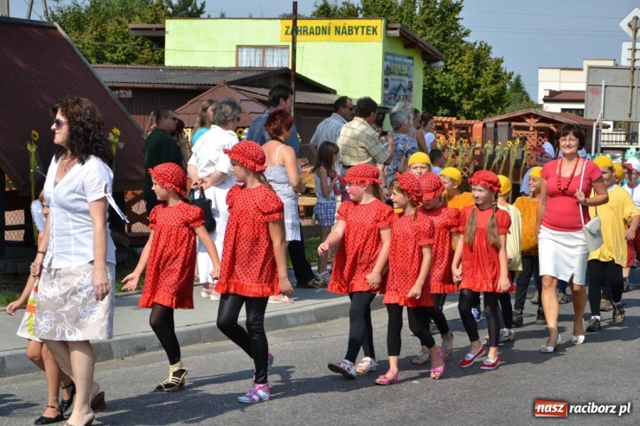 Zdjęcie w galerii na portalu naszraciborz.pl: Chałupki - MEGA frekwencja i o. Mateusz wiadomości z regionu