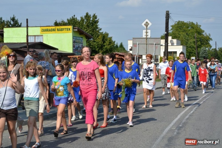 Zdjęcie w galerii na portalu naszraciborz.pl: Chałupki - MEGA frekwencja i o. Mateusz wiadomości z regionu