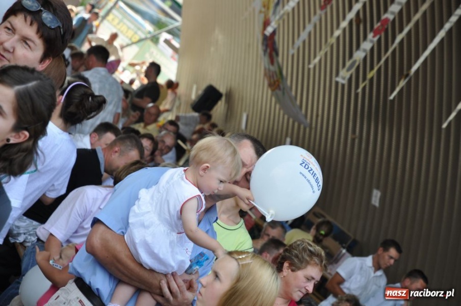 Zdjęcie w galerii na portalu naszraciborz.pl: Chałupki - MEGA frekwencja i o. Mateusz wiadomości z regionu