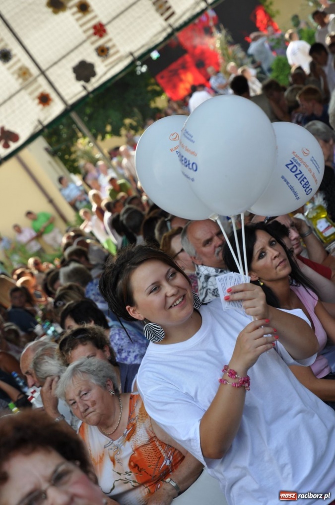 Zdjęcie w galerii na portalu naszraciborz.pl: Chałupki - MEGA frekwencja i o. Mateusz wiadomości z regionu
