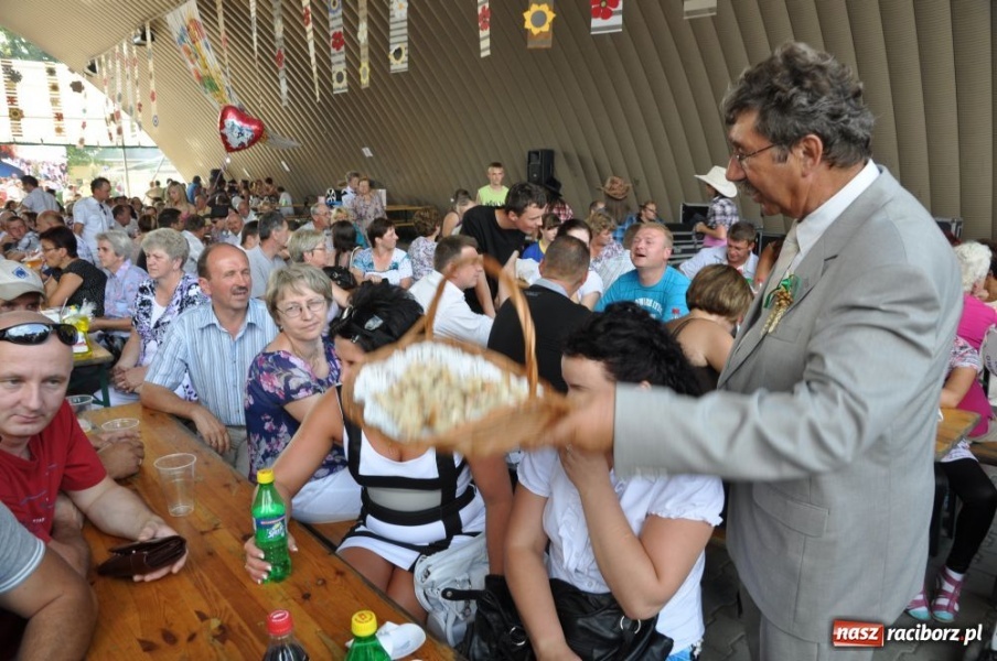 Zdjęcie w galerii na portalu naszraciborz.pl: Chałupki - MEGA frekwencja i o. Mateusz wiadomości z regionu