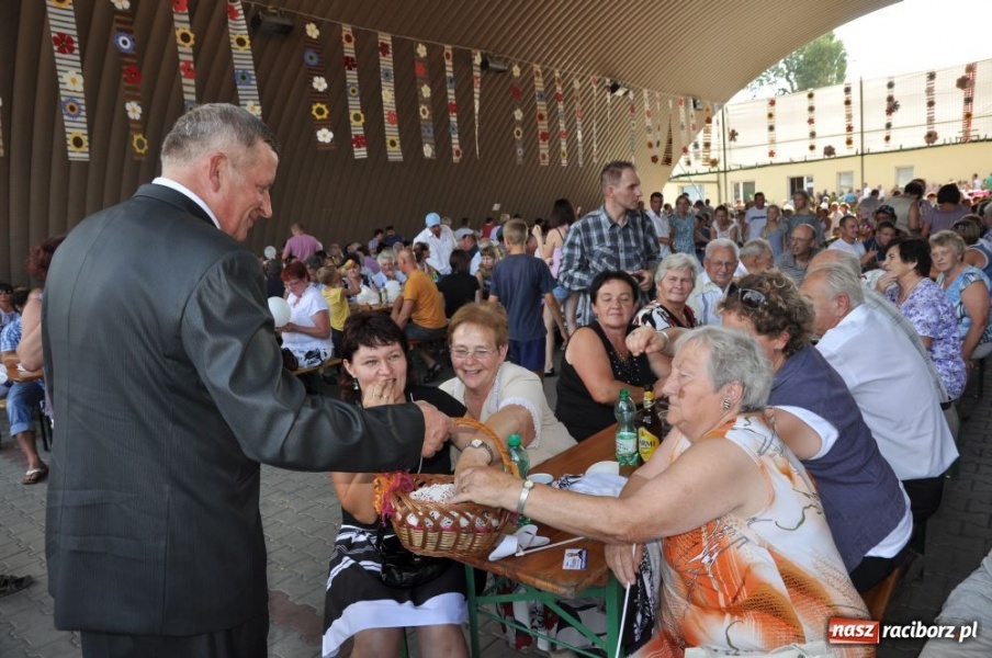 Zdjęcie w galerii na portalu naszraciborz.pl: Chałupki - MEGA frekwencja i o. Mateusz wiadomości z regionu