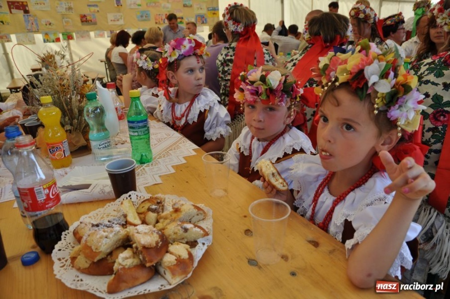 Zdjęcie w galerii na portalu naszraciborz.pl: Chałupki - MEGA frekwencja i o. Mateusz wiadomości z regionu