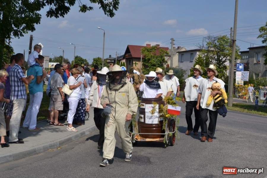 Zdjęcie w galerii na portalu naszraciborz.pl: Chałupki - MEGA frekwencja i o. Mateusz wiadomości z regionu