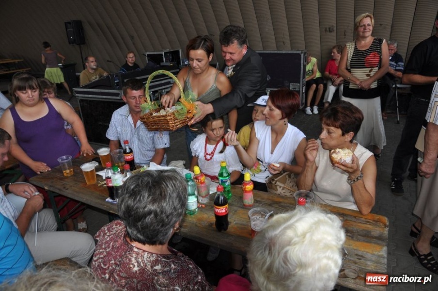 Zdjęcie w galerii na portalu naszraciborz.pl: Chałupki - MEGA frekwencja i o. Mateusz wiadomości z regionu