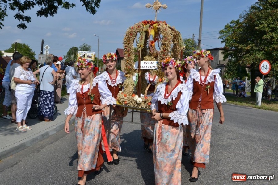 Zdjęcie w galerii na portalu naszraciborz.pl: Chałupki - MEGA frekwencja i o. Mateusz wiadomości z regionu