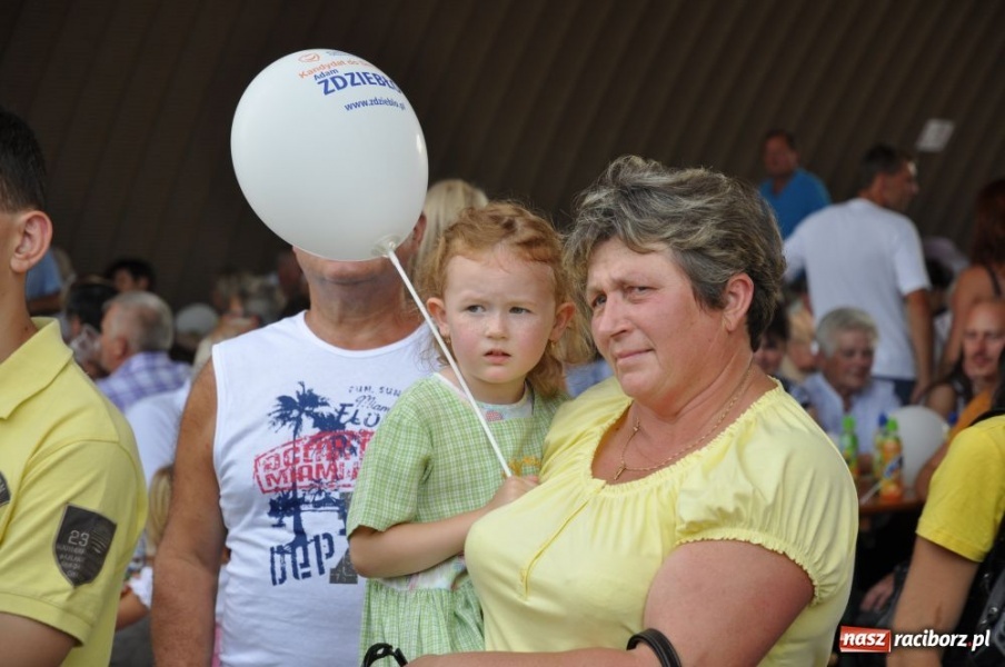 Zdjęcie w galerii na portalu naszraciborz.pl: Chałupki - MEGA frekwencja i o. Mateusz wiadomości z regionu