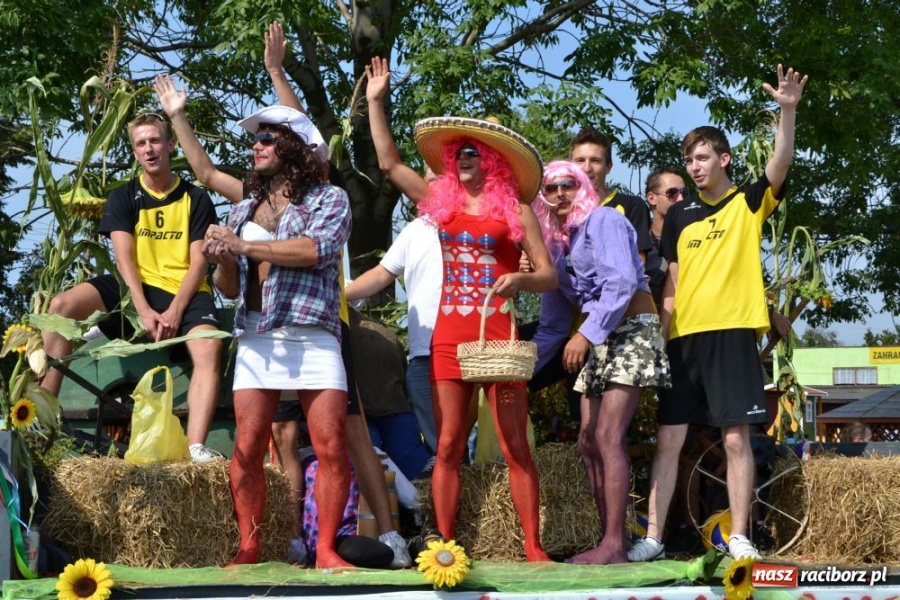 Zdjęcie w galerii na portalu naszraciborz.pl: Chałupki - MEGA frekwencja i o. Mateusz wiadomości z regionu