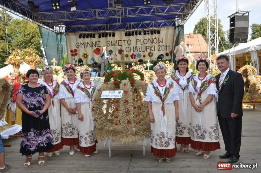 Zdjęcie w galerii na portalu naszraciborz.pl: Chałupki - MEGA frekwencja i o. Mateusz wiadomości z regionu