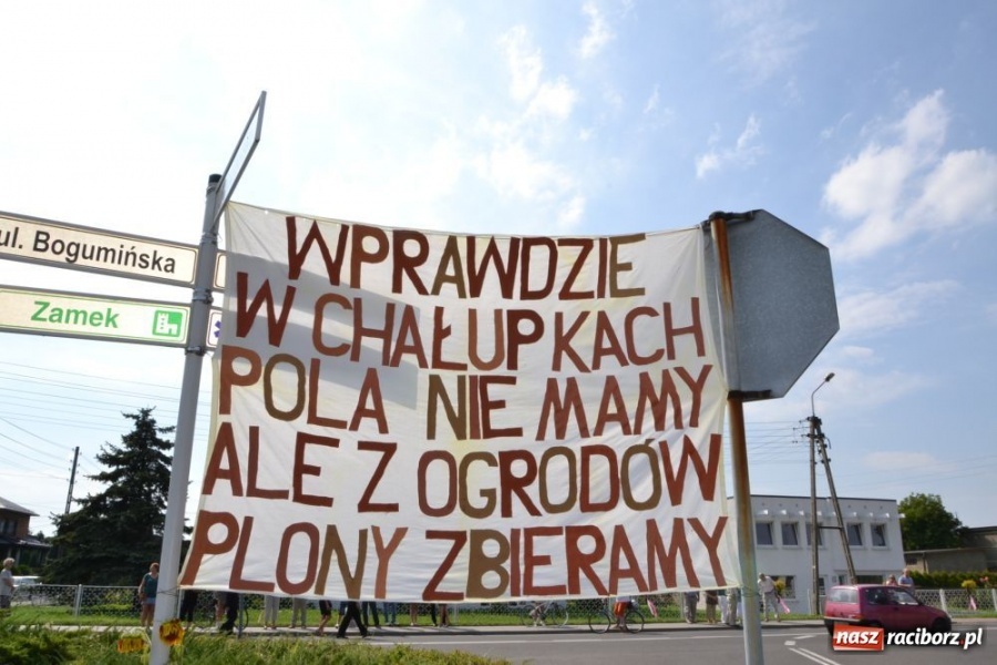 Zdjęcie w galerii na portalu naszraciborz.pl: Chałupki - MEGA frekwencja i o. Mateusz wiadomości z regionu