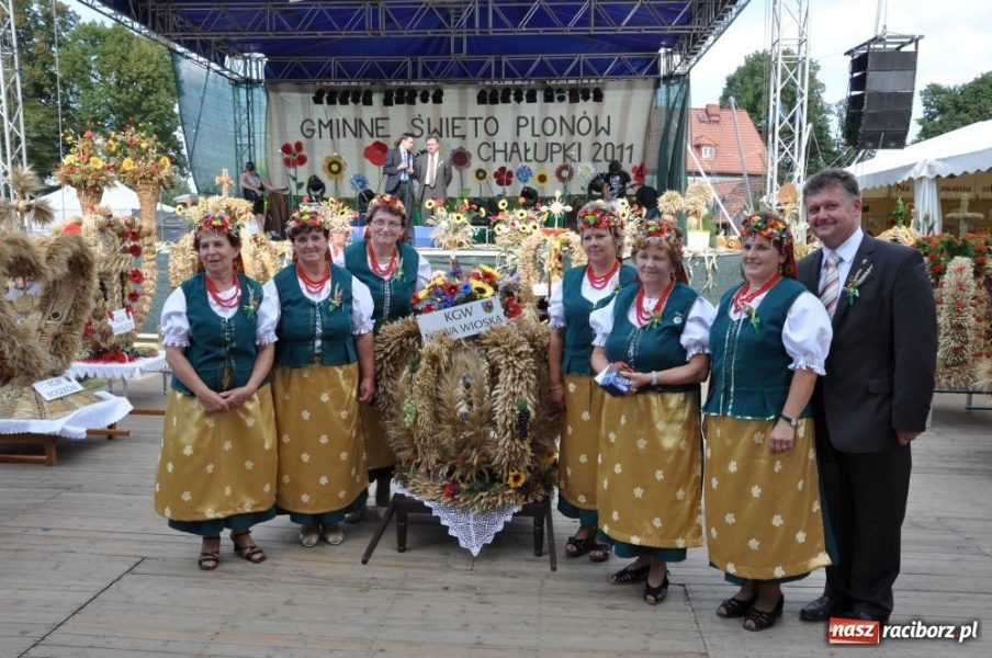 Zdjęcie w galerii na portalu naszraciborz.pl: Chałupki - MEGA frekwencja i o. Mateusz wiadomości z regionu