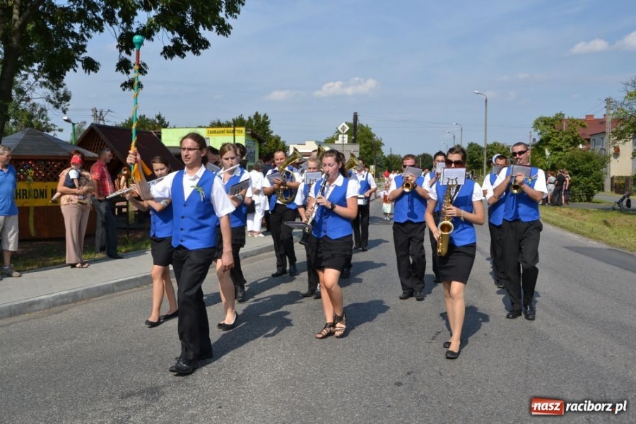 Zdjęcie w galerii na portalu naszraciborz.pl: Chałupki - MEGA frekwencja i o. Mateusz wiadomości z regionu