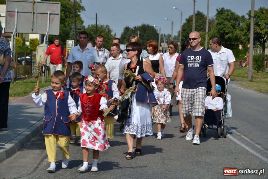 Zdjęcie w galerii na portalu naszraciborz.pl: Chałupki - MEGA frekwencja i o. Mateusz wiadomości z regionu