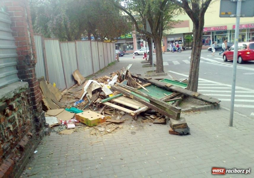 Zdjęcie w galerii na portalu naszraciborz.pl: Stos odpadów  w samym sercu miasta wiadomości z regionu