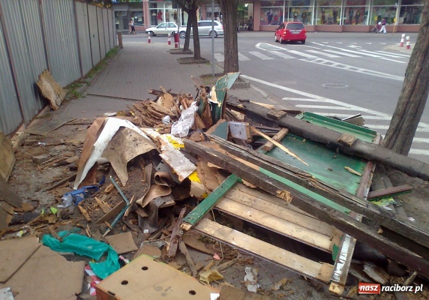 Zdjęcie w galerii na portalu naszraciborz.pl: Stos odpadów  w samym sercu miasta wiadomości z regionu