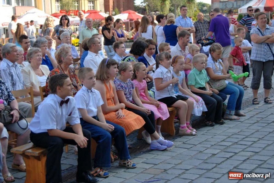 Zdjęcie w galerii na portalu naszraciborz.pl: Kolorowa niedziela na raciborskim Rynku wiadomości z regionu