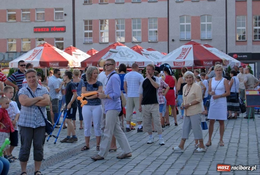 Zdjęcie w galerii na portalu naszraciborz.pl: Kolorowa niedziela na raciborskim Rynku wiadomości z regionu