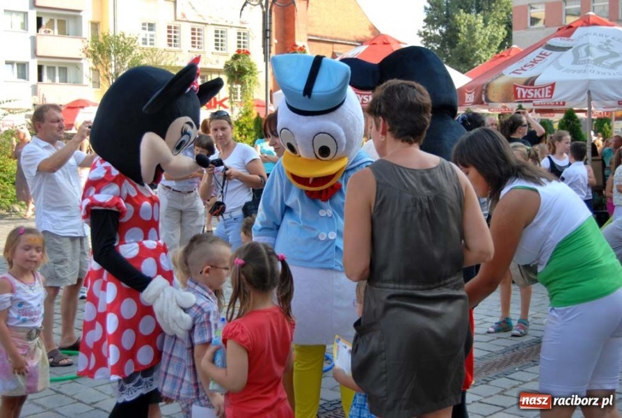 Zdjęcie w galerii na portalu naszraciborz.pl: Kolorowa niedziela na raciborskim Rynku wiadomości z regionu