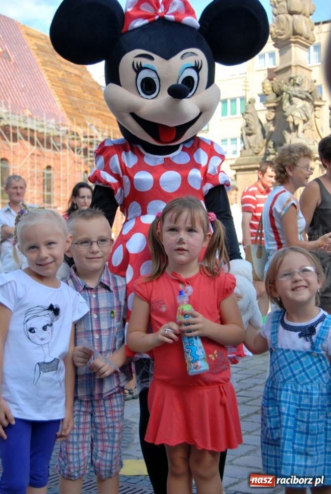 Zdjęcie w galerii na portalu naszraciborz.pl: Kolorowa niedziela na raciborskim Rynku wiadomości z regionu