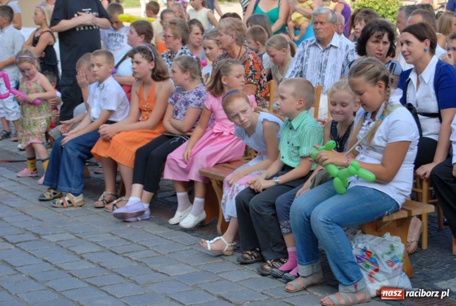 Zdjęcie w galerii na portalu naszraciborz.pl: Kolorowa niedziela na raciborskim Rynku wiadomości z regionu