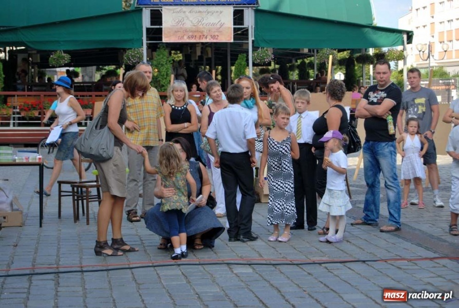 Zdjęcie w galerii na portalu naszraciborz.pl: Kolorowa niedziela na raciborskim Rynku wiadomości z regionu