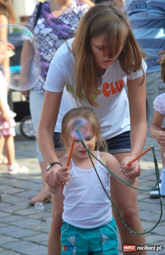Zdjęcie w galerii na portalu naszraciborz.pl: Kolorowa niedziela na raciborskim Rynku wiadomości z regionu