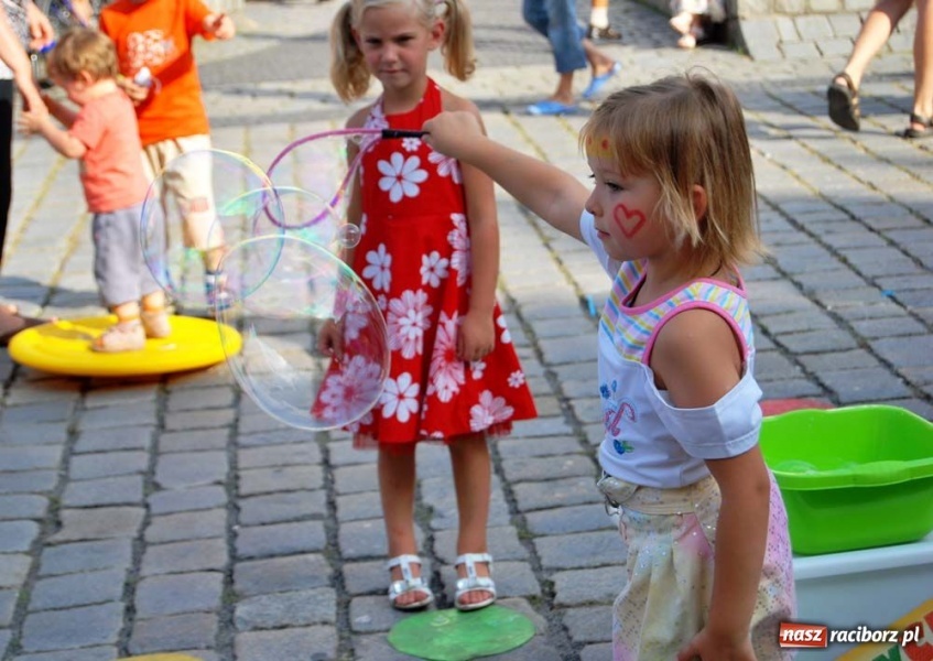 Zdjęcie w galerii na portalu naszraciborz.pl: Kolorowa niedziela na raciborskim Rynku wiadomości z regionu